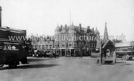 The George Public House and Fountain, Wanstead, London. c.1905.